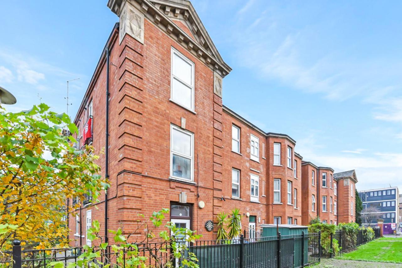 Family Friendly, Zone 2, 2 Beds, Overground London Kültér fotó